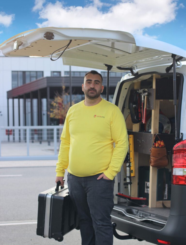 Elekro Aydin Firmengründer mit Auto